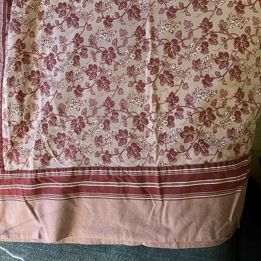 Williams Sonoma Arbor Claret Rectangle tablecloth & matching 5 Cloth Napkins set